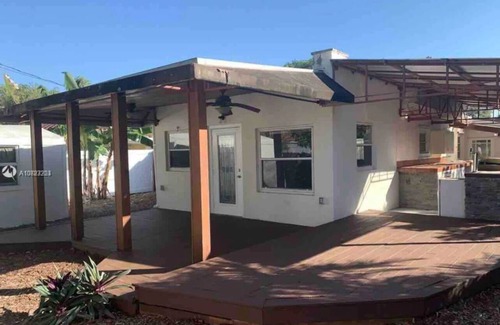 North Miami Beach House | CHEERFUL PRIVATE BEDROOM 2 MILES AWAY FROM SUNNY ISLES BEACH