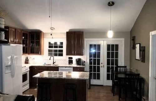 Pocono Summit House | Cheerful ranch