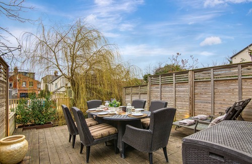 Bourne End House | Cheerful river front town house with parking