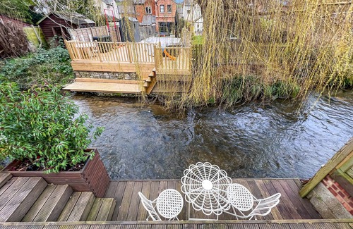Bourne End House | Cheerful river front town house with parking