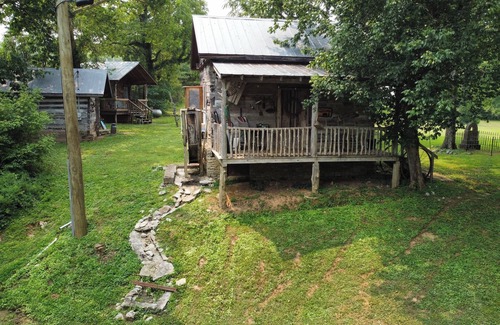 Fayetteville Cabin | Cheerful Riverfront Retreat
