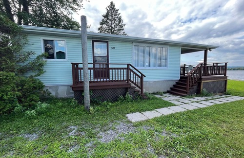 Clarence-Rockland Cottage | Cheerful riverfront cottage with dream views