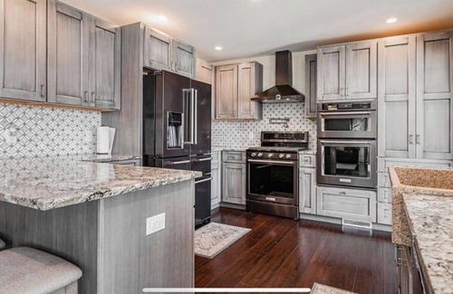 Sister Lakes Cottage | Cheerful Sister Lakes 4 BDR Lake Hse w/Hot tub.