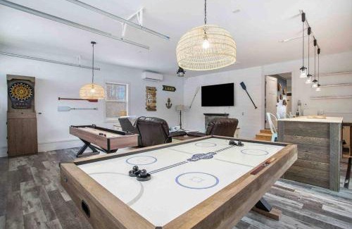 Sister Lakes House | Cheerful Sister Lakes 4 BDR Lake House with Hot tub
