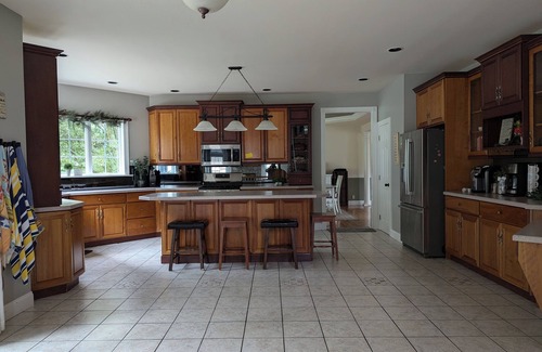 Parkesburg House | Cheerful & Spacious 4-bedroom Family Friendly Home with Hot tub