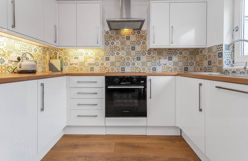 Livingston House | Cheerful Stays: Livingston - 4 Bedroom 3 Bath home - Great for Groups
