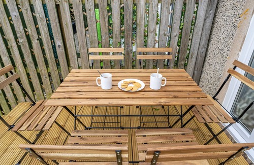 Livingston House | Cheerful Stays: Livingston - 4 Bedroom 3 Bath home - Great for Groups