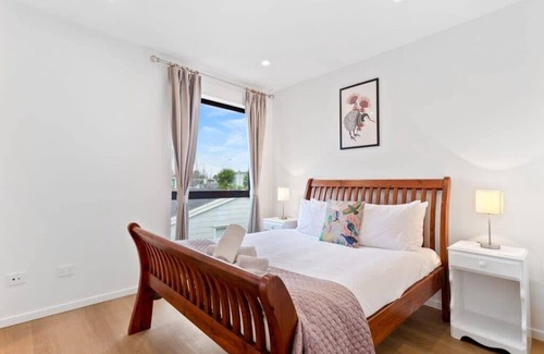 Mangere House | Cheerful Three Bedroom Townhouse with Parking