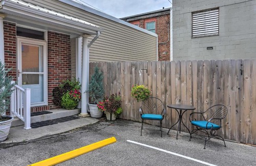 Tiffin House | Cheerful Tiffin Digs in the Heart of Downtown