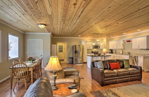Tiffin Cottage | Cheerful Tiffin Digs in the Heart of Downtown