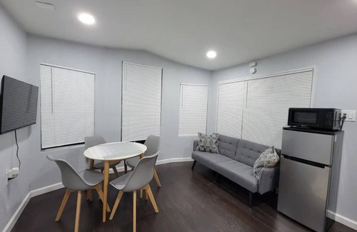 Big Pine Key Cottage | Cheerful Tiny House, 35 min to Key West, comes with free pool and parking