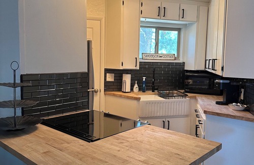 Mountainaire Cottage | Cheerful two bedroom cottage with hot tub.