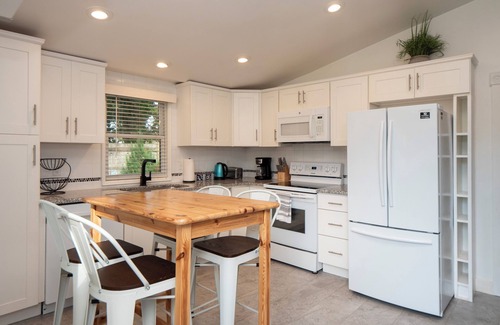 Middletown House | Cheerful two bedroom cottage with Parisian patio!