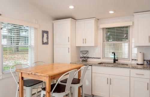 Middletown House | Cheerful two bedroom cottage with Parisian patio!