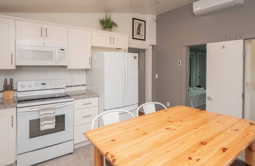 Middletown House | Cheerful two bedroom cottage with Parisian patio!