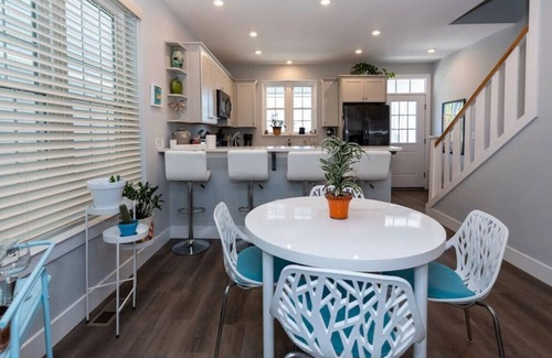 Ventnor City House | Cheerful Ventnor House Walk to the Beach