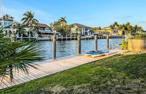 Lauderdale Harbours House | Cheerful waterfront 2 bedroom house with pool
