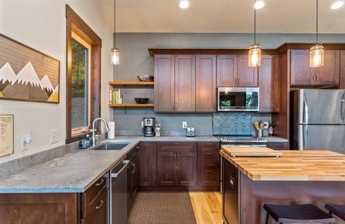 Sagle House | Cheerful Waterfront Cabin on Lake Pend Oreille
