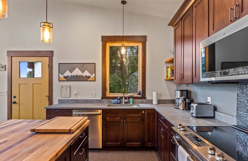 Sagle House | Cheerful Waterfront Cabin on Lake Pend Oreille