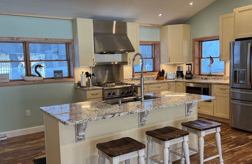 Fairlee Cottage | Cheerful waterfront 4 bedroom brand new Lake Cottage