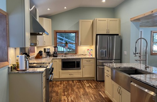 Fairlee Cottage | Cheerful waterfront 4 bedroom brand new Lake Cottage