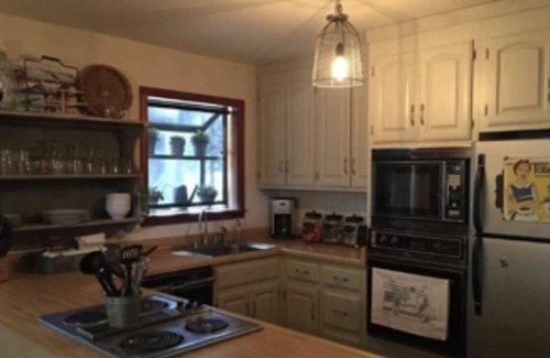 Mi-Wuk Village Cabin | Cheery cabin with AMAZING sunset views located near dining in Twain Harte, CA