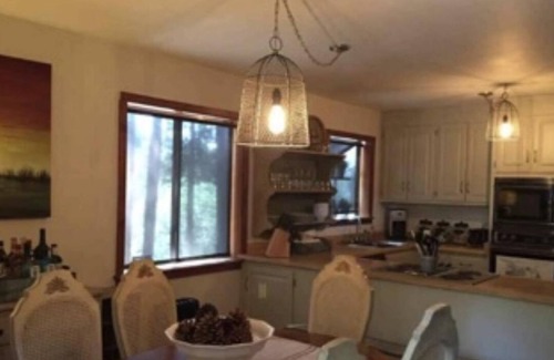 Mi-Wuk Village Cabin | Cheery cabin with AMAZING sunset views located near dining in Twain Harte, CA