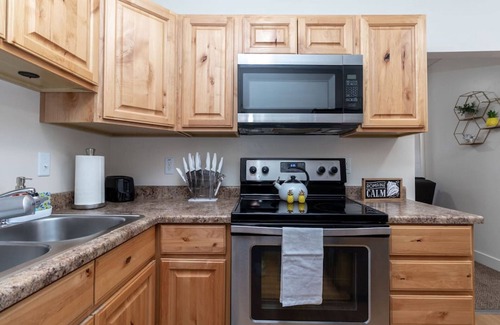 Central City Apartment | Cheery & Comfortable Apartment Near Downtown – Ideal for Extended Stays