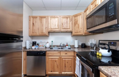 Central City Apartment | Cheery & Comfortable Apartment Near Downtown – Ideal for Extended Stays