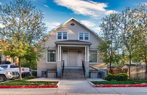 Central City Apartment | Cheery & Comfortable Apartment Near Downtown – Ideal for Extended Stays