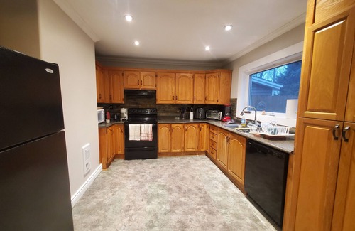Terra Nova House | Cheery Downtown 2 Bedroom House