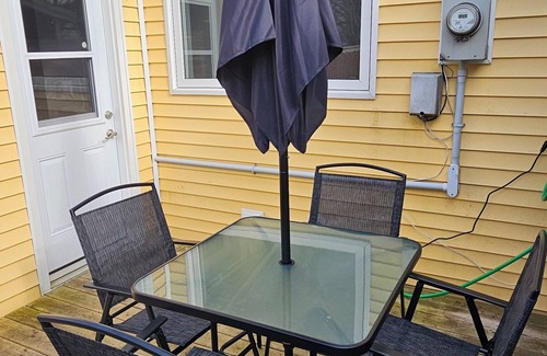 Terra Nova House | Cheery Downtown 2 Bedroom House