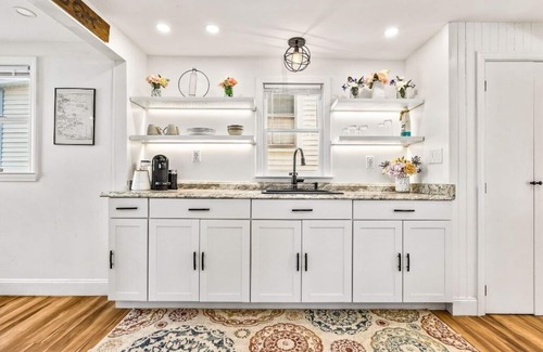 Humarock House | Cheery home! .5m walk to beach, shops, restaurants, & river steps away!