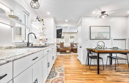 Humarock House | Cheery home! .5m walk to beach, shops, restaurants, & river steps away!