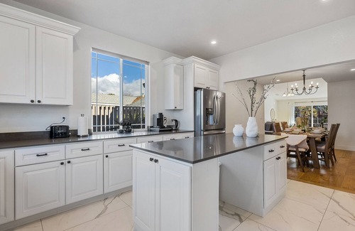 Union City House | Chef's Kitchen 4 bed w/King Suite & Backyard
