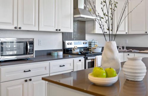 Union City House | Chef's Kitchen 4 bed w/King Suite & Backyard