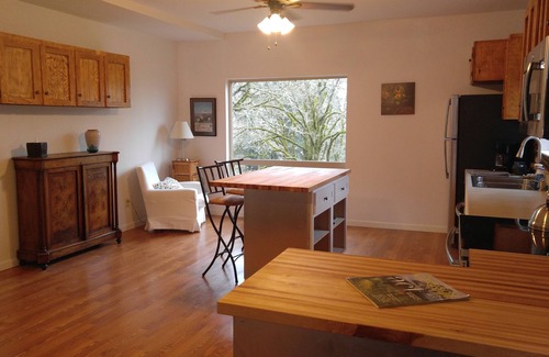 Newberg House | Chehalem Mountain Hideaway