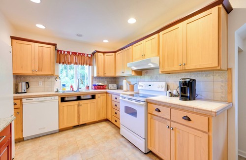 Curtis Apartment | Chehalis Retreat w/Scenic Views!