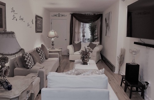 Canarsie House | Chekells Cozy 2 Bedroom ground fl