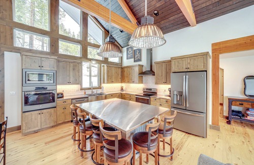 Pateros Cabin | 'Chelan Mountain Retreat' Chalet w/Fire Pit!