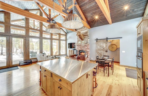 Pateros Cabin | 'Chelan Mountain Retreat' Chalet w/Fire Pit!