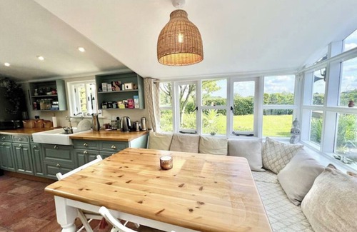 Great Leighs Cottage | Chelmsford Cottage Homestay Free Parking