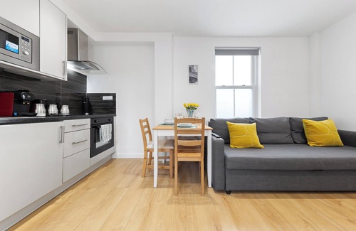 Latchmere Apartment | Chelsea-Battersea Apt w/Private Rooftop Terrace - Sleeps 1-5, 10mins to Museums
