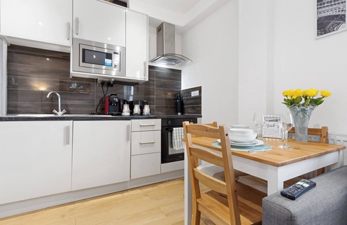 Latchmere Apartment | Chelsea-Battersea Apt w/Private Rooftop Terrace - Sleeps 1-5, 10mins to Museums