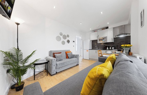 Latchmere Apartment | Chelsea-Battersea Apt w/Private Rooftop Terrace - Sleeps 1-5, 10mins to Museums