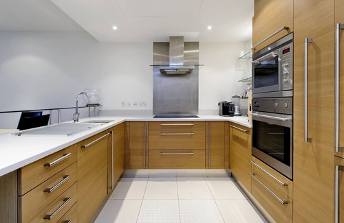 Queenstown Apartment | Chelsea Bridge Wharf, by Veeve