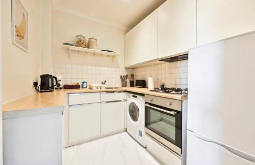 Royal Borough of Kensington and Chelsea Apartment | Chelsea Chic, Quiet, Light Filled, Upscale