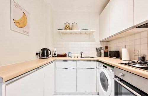 Royal Borough of Kensington and Chelsea Apartment | Chelsea Chic, Quiet, Light Filled, Upscale