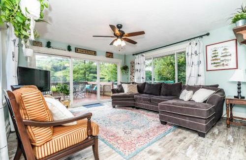 Lyndon Township House | Chelsea Lake House, Game Room, & Pontoon-rental