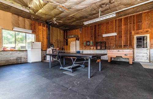 Lyndon Township House | Chelsea Lake House, Game Room, & Pontoon-rental